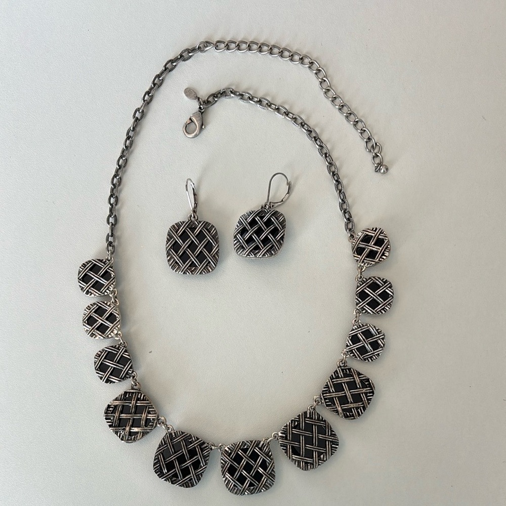 Premier Designs Reversible Black and Silver Necklace and Earrings Set